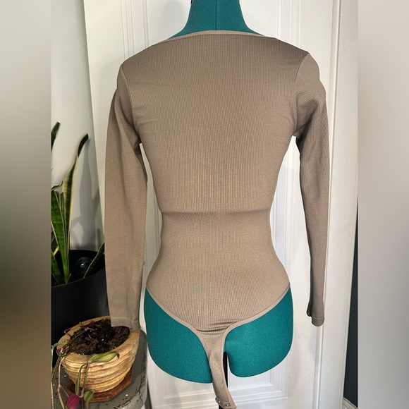 Aura Tan Long-Sleeve Ribbed Fabric Bodysuit small - Picture 6 of 7